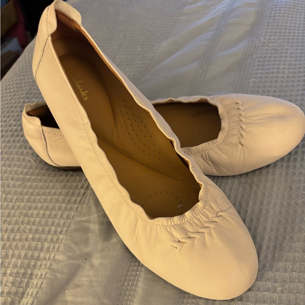 Clarks Cream Flats with Braided Detail Size 10W - Picture 2 of 6